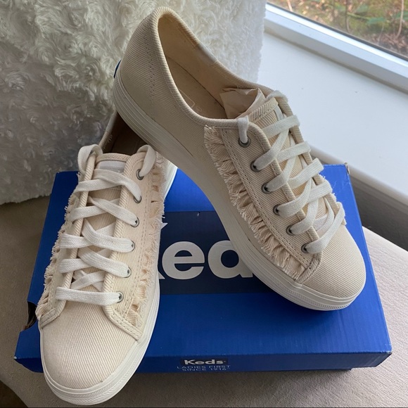 WOMAN’S TRIPLE KICK RUFFLE NATURAL WHITE KEDS SNEAKERS SZ 7M NWT - Picture 2 of 8